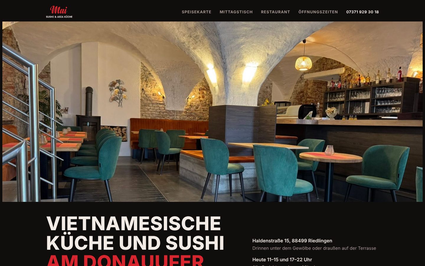 Desktop-Startseite von Mai: Foto des Gastraums mit Gewölbedecke und grünen Stühlen, darunter die Überschrift Vietnamesische Küche und Sushi am Donauufer in Riedlingen